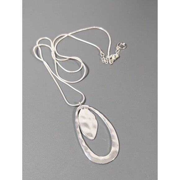 Liz Claiborne Hammered Silver Tone Teardrop Pendant Necklace Boho Chic 32" - Picture 3 of 10